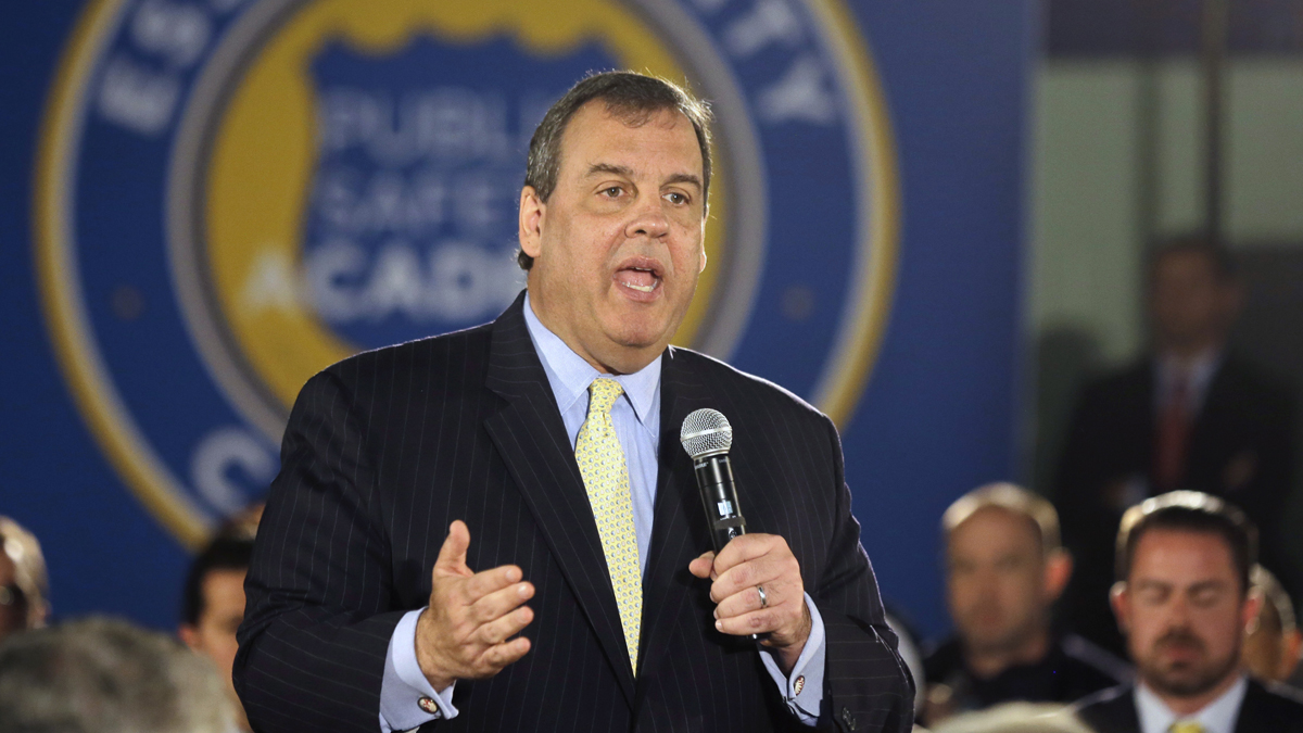  New Jersey Gov. Chris Christie addresses a gathering during a town hall meeting Thursday, April 23, 2015, in Cedar Grove, N.J. (AP Photo/Mel Evans) 