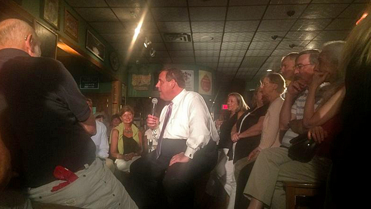  Gov. Chris Christie at a town hall meeting in a bar in Keene, NH.(Matt Katz/WNYC) 