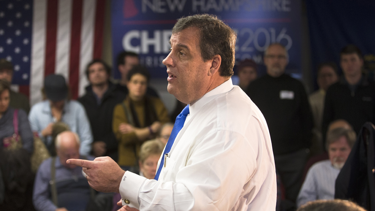  Gov. Chris Christie speaks during a town hall style campaign stop, Wednesday, Jan. 13, 2016, at Pinardville Fire Station in Manchester, N.H. (AP Photo/John Minchillo) 