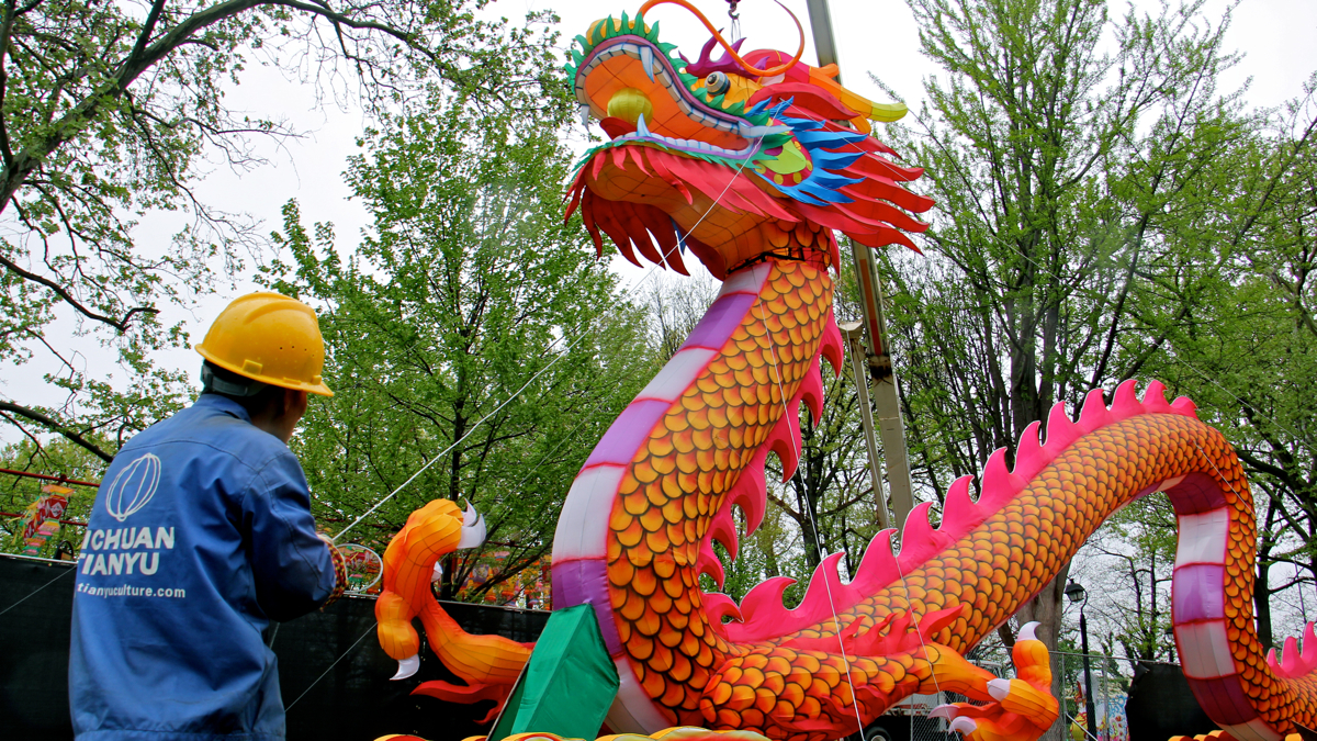 A crew of 15 people was requred to place the head. (Emma Lee/WHYY)