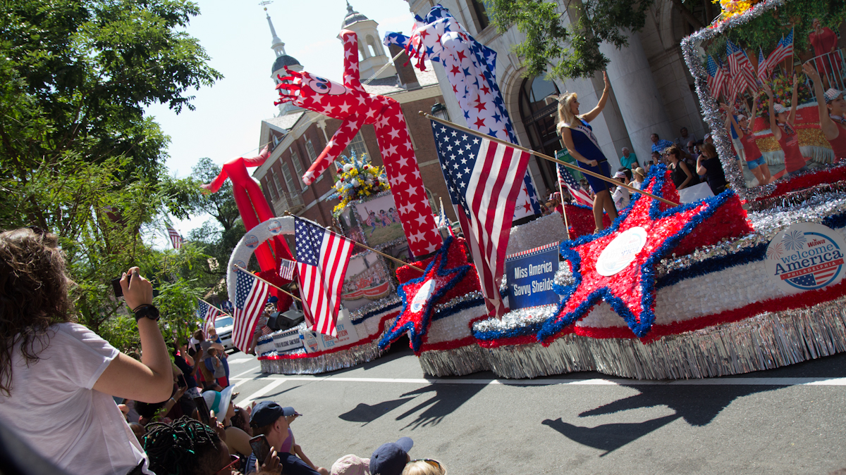  Miss America Savvy Shields waves at patriotic crowds in Philadelphia's Fourth of July parade. (Newsworks photo/Kimberly Paynter) 