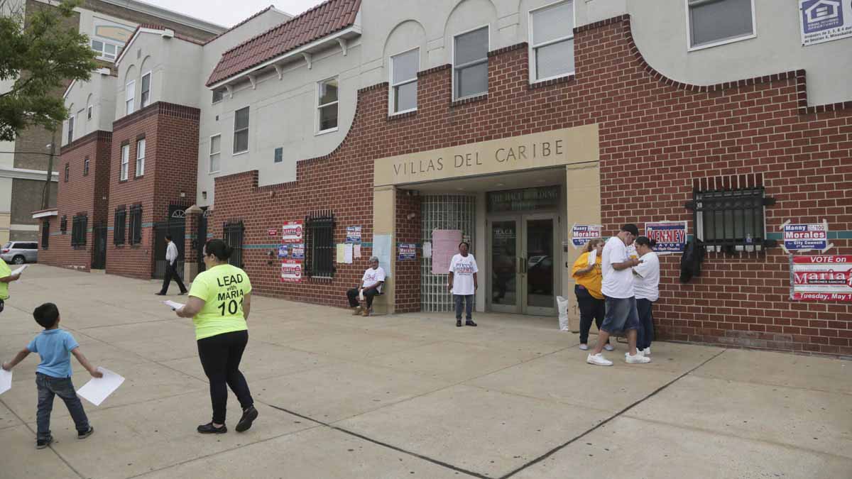  Election officials at the Villas del Caribe on Allegheny Avenue confirmed that voting machines were malfunctioning, causing discrepancies between voter signatures and machine votes. (Kevin Cook/ for NewsWorks) 