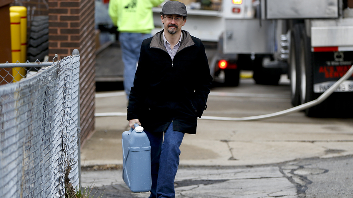 Tim Stuhldeher carries a container of water after filling it at a fire station in Pittsburgh’s Lawrenceville neighborhood on Feb. 1, 2017. After the state’s Department of Environmental Protection found low levels of chlorine at a city water facility, the subsequent flush-and-boil advisory affected 100,000 customers. Pittsburgh Mayor Bill Peduto announced on Wednesday that as Pittsburgh updates its aging water infrastructure, all city residents will receive a water filter. (AP Photo/Keith Srakocic)  