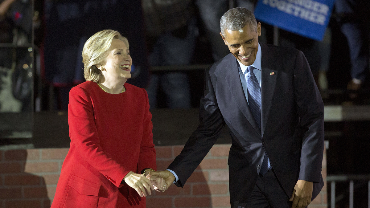  President Barack Obama and Democratic presidential candidate Hillary Clinton hold hands as they walk off stage after both spoke at a rally at Independence Mall in Philadelphia. Monday, Nov. 7, 2016. (Pablo Martinez Monsivais/AP Photo) 
