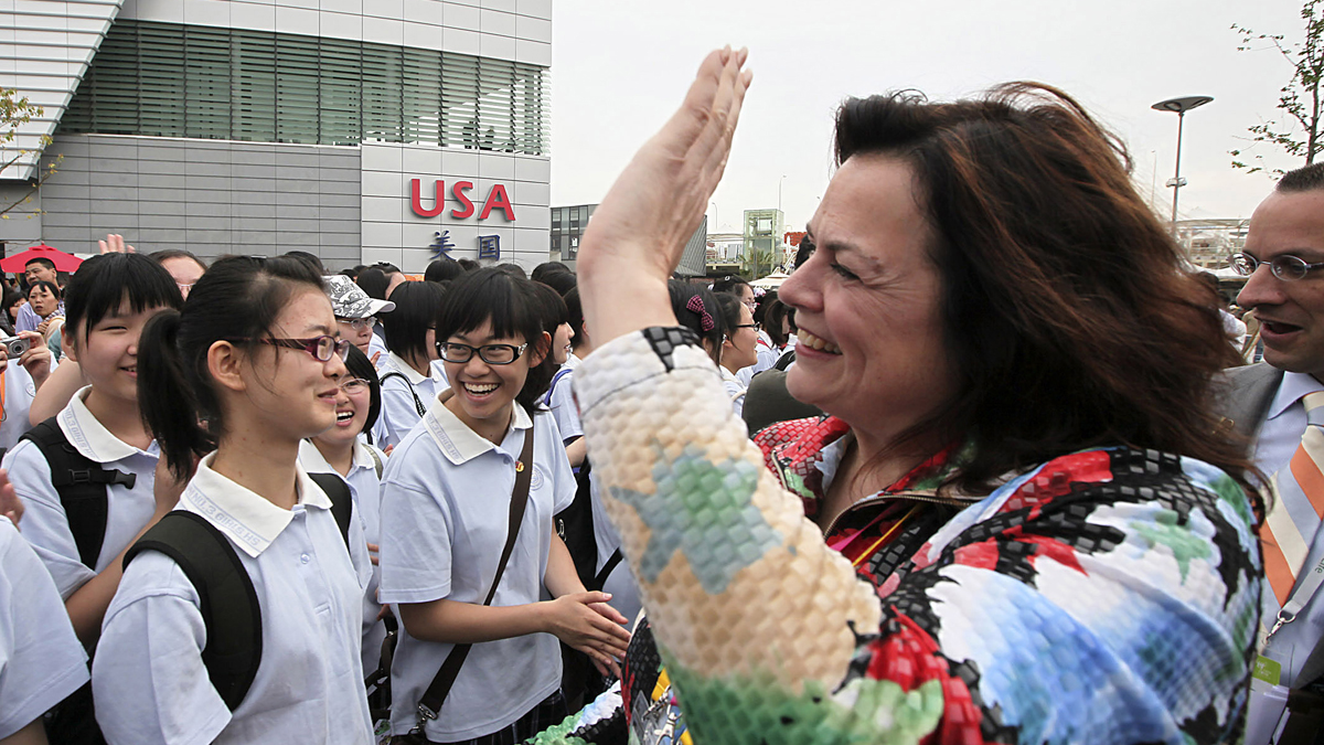  Allison Vulgamore,  Philadelphia Orchestra's president and CEO, pictured in this May 2010 file photo greeting Chinese students from local girl's middle school in Shanghai, China, is stepping down. (Eugene Hoshiko/AP Photo) 