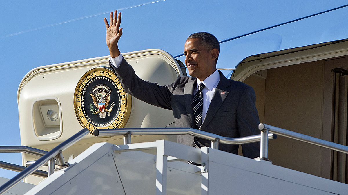  President Barack Obama waves during his arrival on Air Force One, Thursday, May 7, 2015, at Oregon Air National Guard Base in Portland, Oregon. (Pablo Martinez Monsivais/AP Photo) 