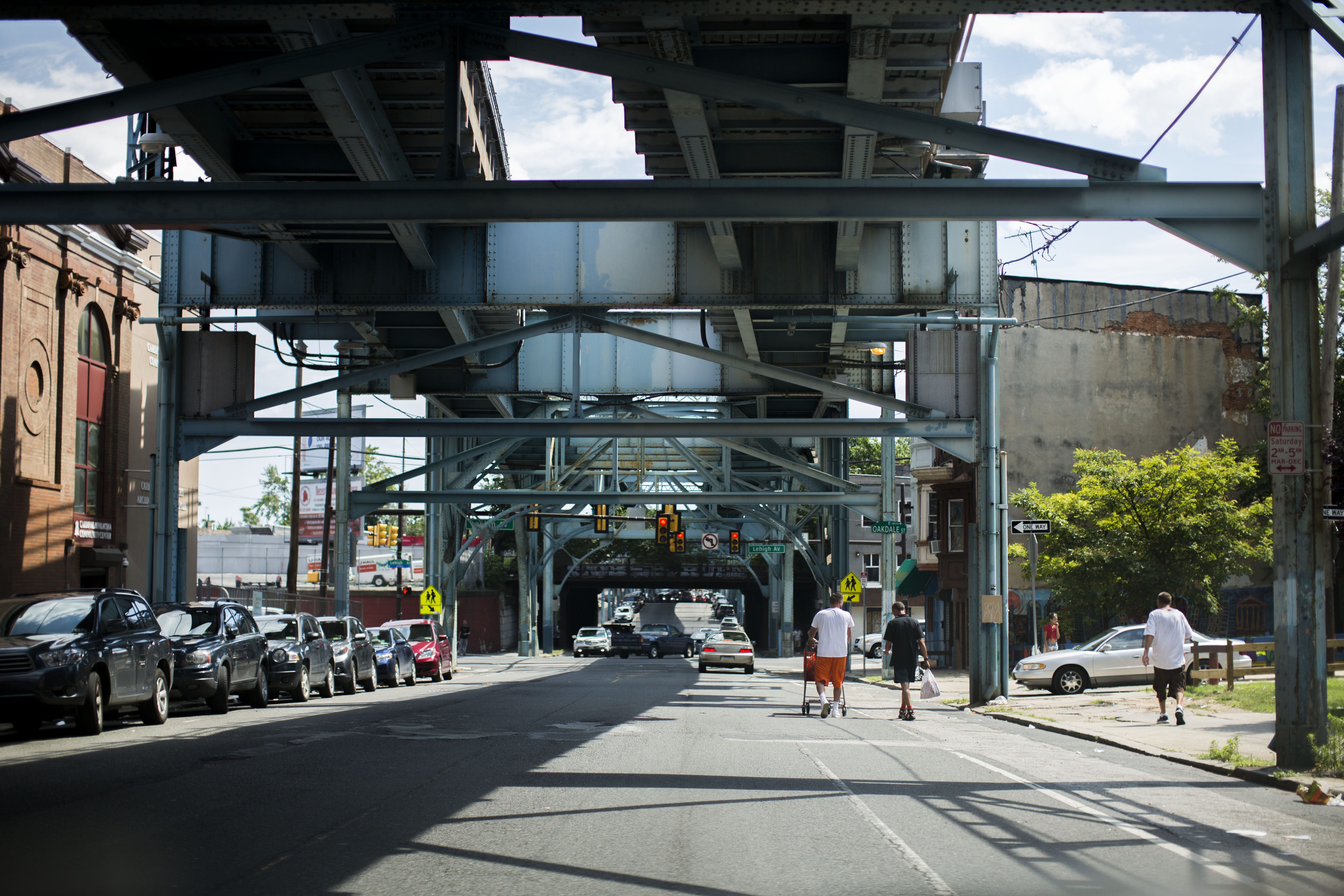 The tracks of Philadelphia’s Market-Frankford El train run above Front Street through Kensington. (Jessica Kourkounis/For Keystone Crossroads)