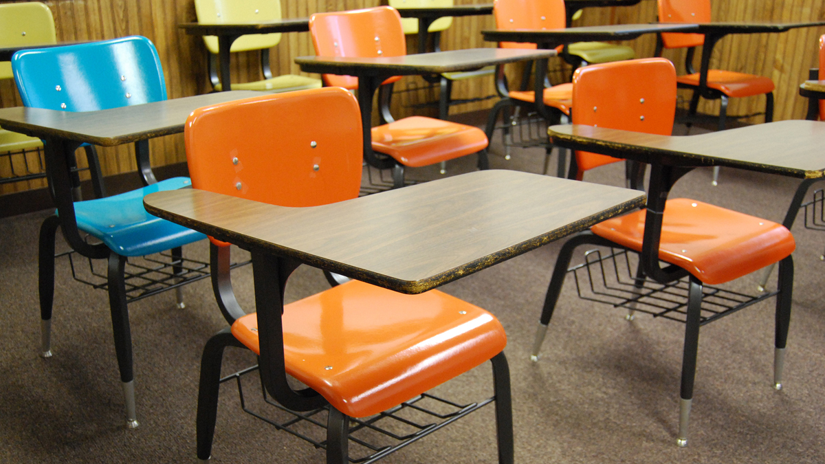  (<a href='https://www.bigstockphoto.com/image-2864623/stock-photo-school-desks'>rob@enteravalon</a>/Big Stock Photo) 