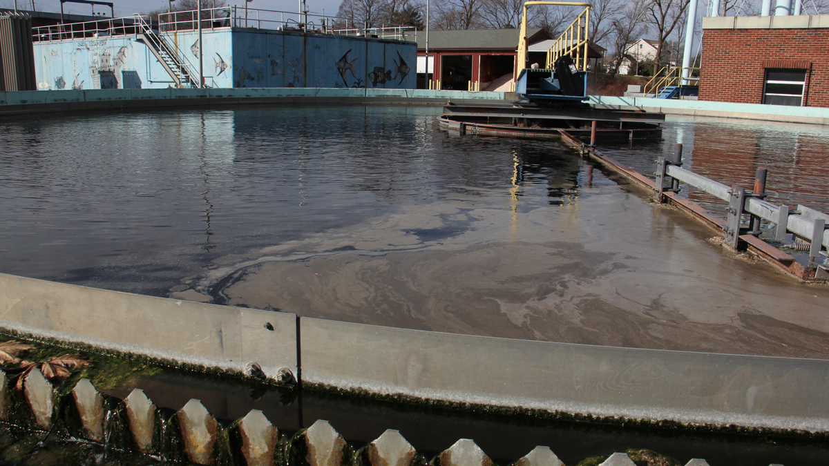 A boom swings through a clarifying tank at the Morrisville sewage treatment plant. (Emma Lee.WHYY)