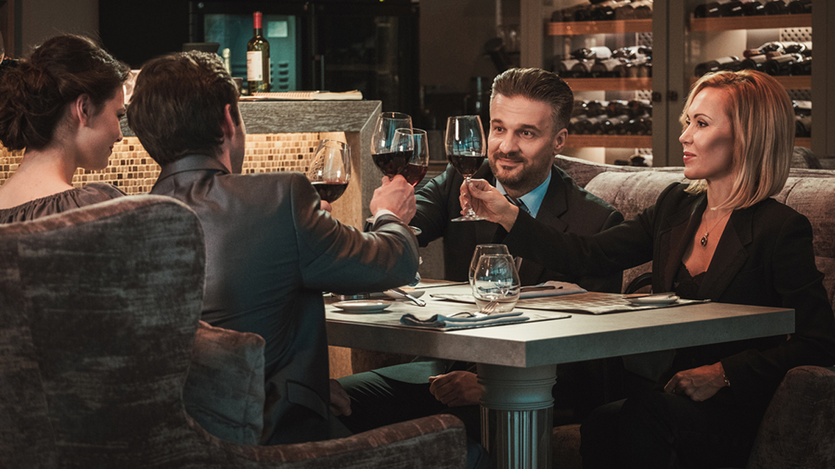  (<a href='https://www.bigstockphoto.com/image-167825321/stock-photo-group-of-successful-business-people-clinking-glasses-of-red-wine-during-business-dinner-in-restaurant'>NejroN Photo</a>/Big Stock Photo) 