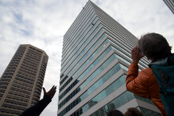 <p><p>A crowd cheers for the daredevils as they come down (Bas Slabbers/for NewsWorks)</p></p>
