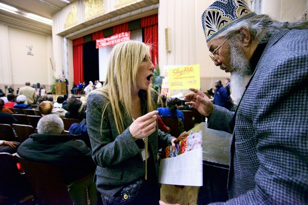 <p><p>Sandy Brown talks with Alan Chestnut at the Thursday night event. (Bas Slabbers/for NewsWorks)</p></p>
