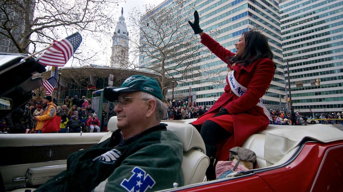 Miss America Outstanding Teen 2015, Olivia McMillan, waves to the crowds at Love Park. (Bas Slabbers/for NewsWorks)