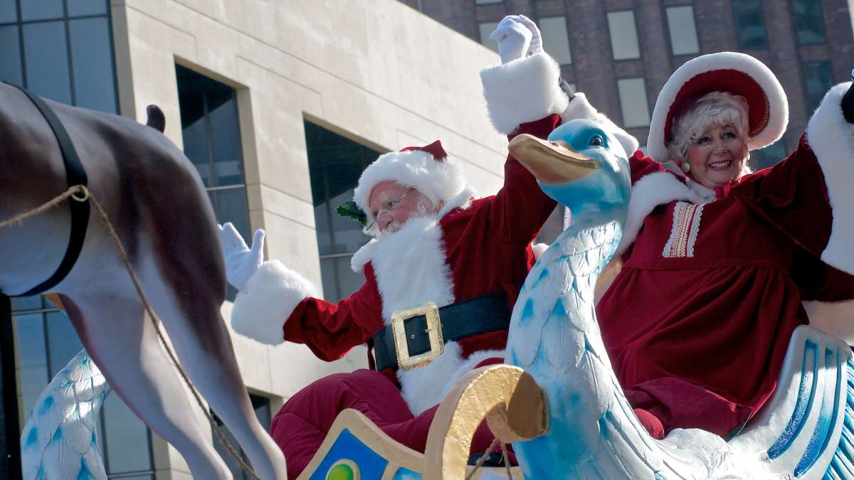 The sun peaks through the clouds the moment Mr. and Mrs. Santa turn on the Parkway. (Bas Slabbers/for NewsWorks)