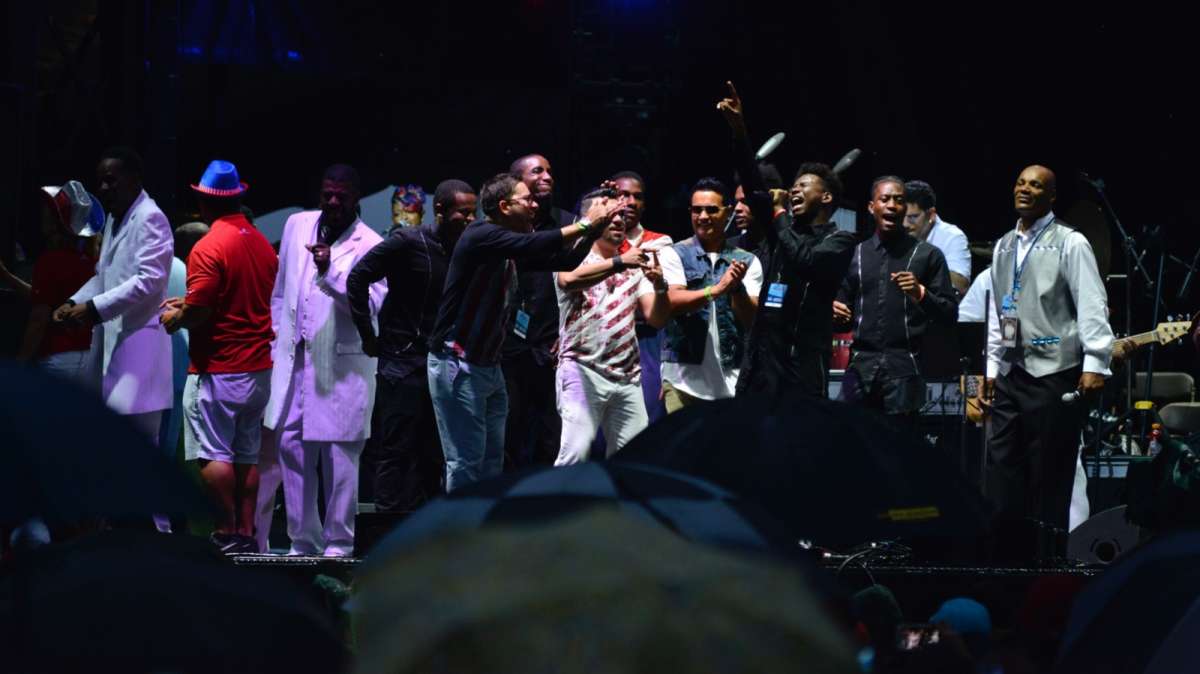 The O'Jays lead a jam as other acts join in.