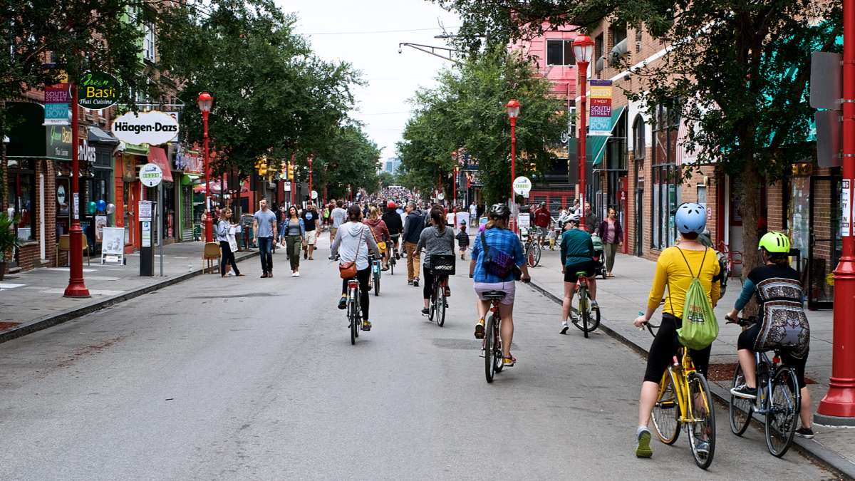 A large number of cyclists, runners, and pedestrians took the opportunity to ride, glide and walk over a car-free South Street during Philly Free Streets day on Saturday.