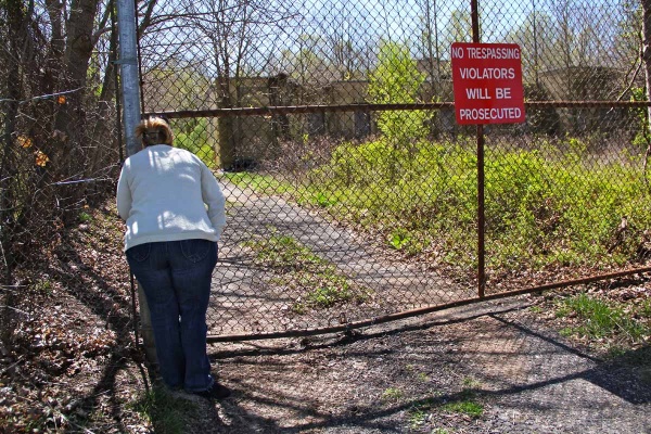 Camden County Animal Shelter Executive Director Lisa Ross spies a feral cat in a colony on County House Road. The shelter neuters members of such colonies and releases them, provided the colony has a caretaker. (Emma Lee/for NewsWorks)