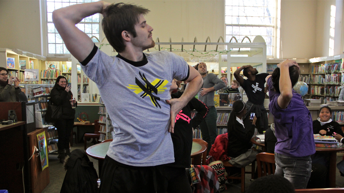  BalletX members dance their way through the children's section of Chestnut Hill Library, to the delight of the afterschool homework clubs gathered there. (Emma Lee/for NewsWorks) 
