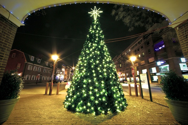 <p><p>Headhouse Square located at 2nd and Lombard streets in Philadelphia is decorated for the holidays. (Nathaniel Hamilton/for NewsWorks)</p></p>
