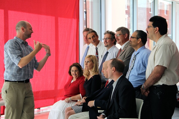 Haddon Township photographer Jonathan Kolbe organizes a staff faculty photo during orientation at Cooper Medical School in Camden. (Emma Lee/for NewsWorks)