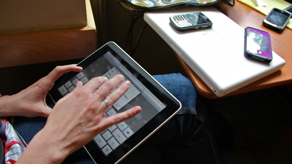  A Starbucks customer multitasks. (Emma Lee/for NewsWorks) 