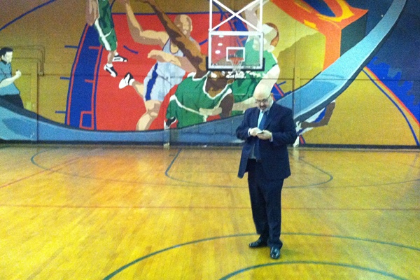 <p>Lee Schwartz, the leader of Philadelphia's 48th Ward, tries to fix problems with voting at Guerin Recreation Center at 16th and Jackson Streets.  (Benjamin Herold/WHYY)</p>
