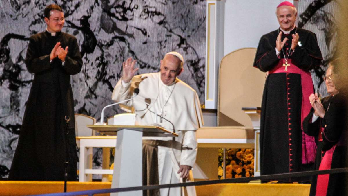 Festival of Families: Pope Francis waves goodbye to the crowd of pilgrims at the Festival of Families (Kimberly Paynter/WHYY)