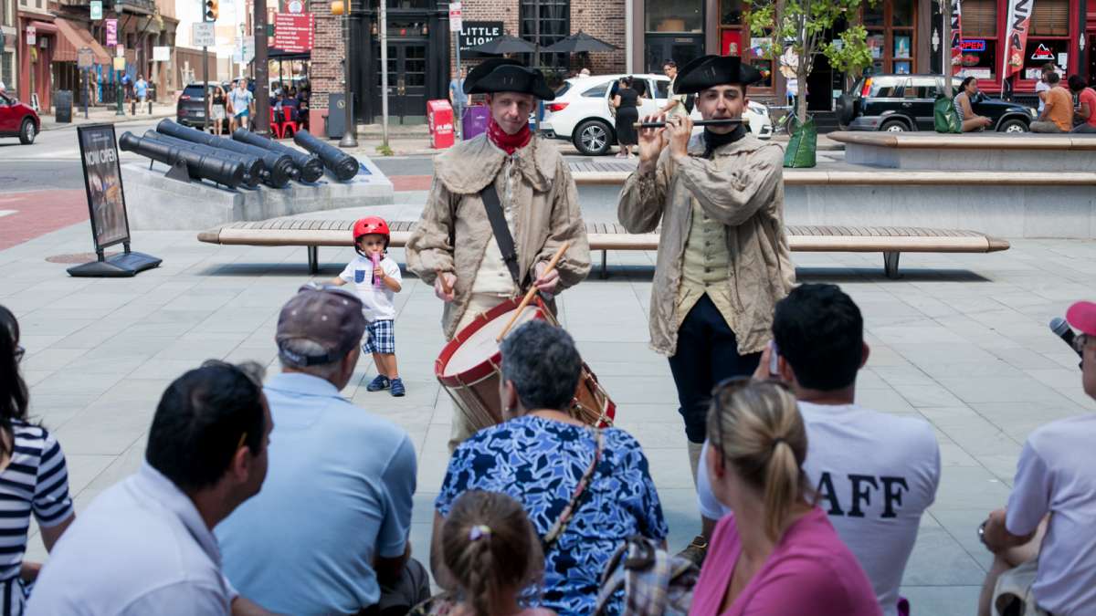 Fife player Matthew Skic and drummer Keith Henning perform songs from the Revolutionary War Saturday outside the Museum of the American Revolution. (Brad Larrison for NewsWorks)