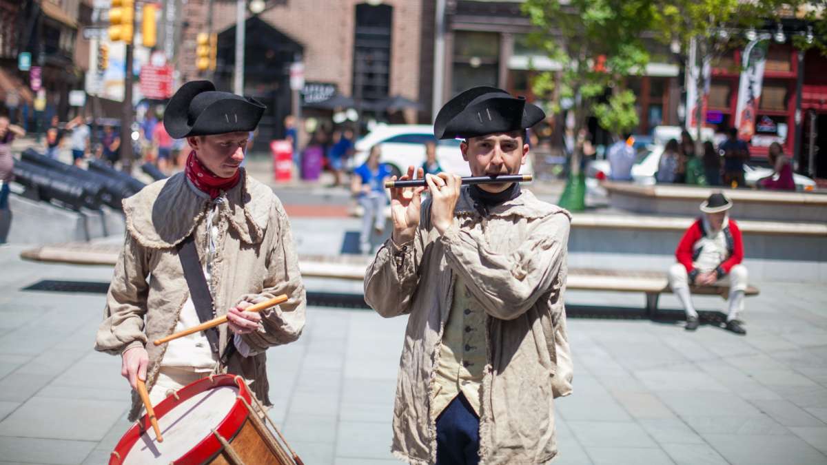 Fife player Matthew Skic and drummer Keith Henning perform songs from the Revolutionary War Saturday outside the Museum of the American Revolution. (Brad Larrison for NewsWorks)