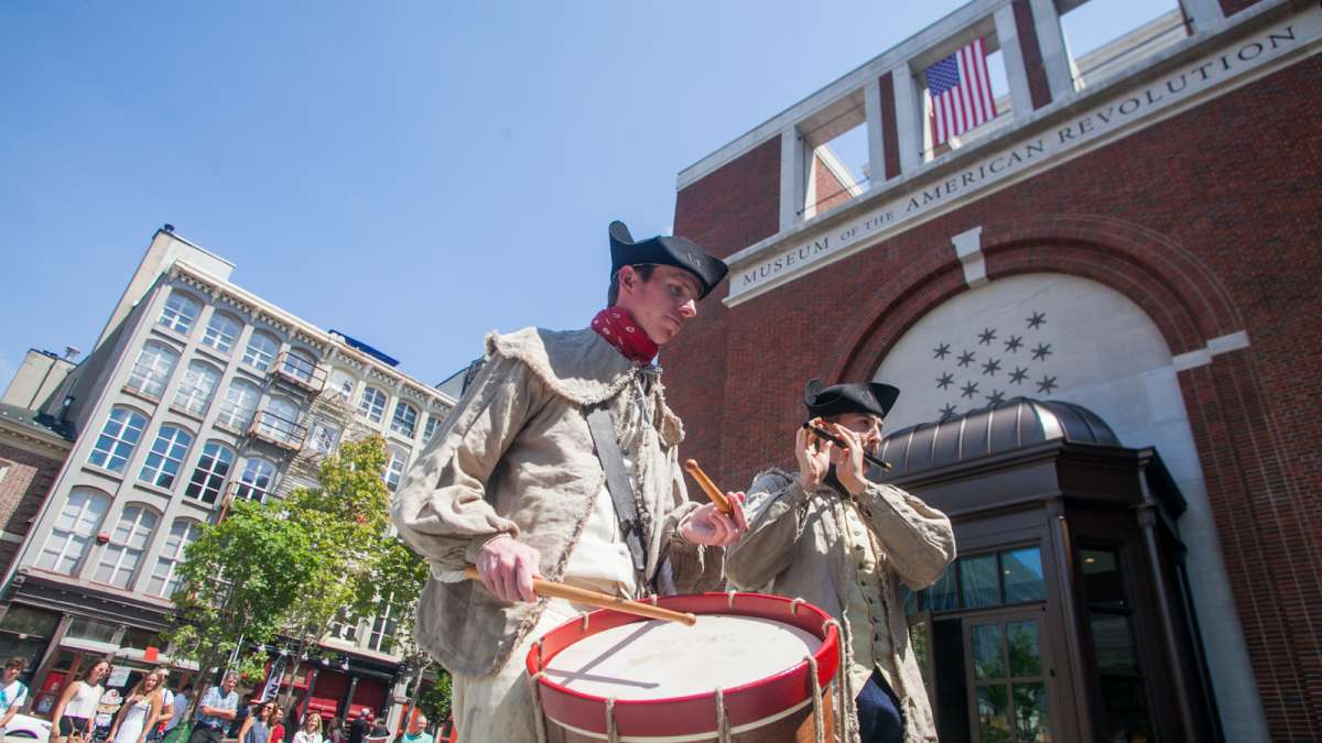 Fife player Matthew Skic and drummer Keith Henning perform songs from the Revolutionary War Saturday outside the Museum of the American Revolution. (Brad Larrison for NewsWorks)