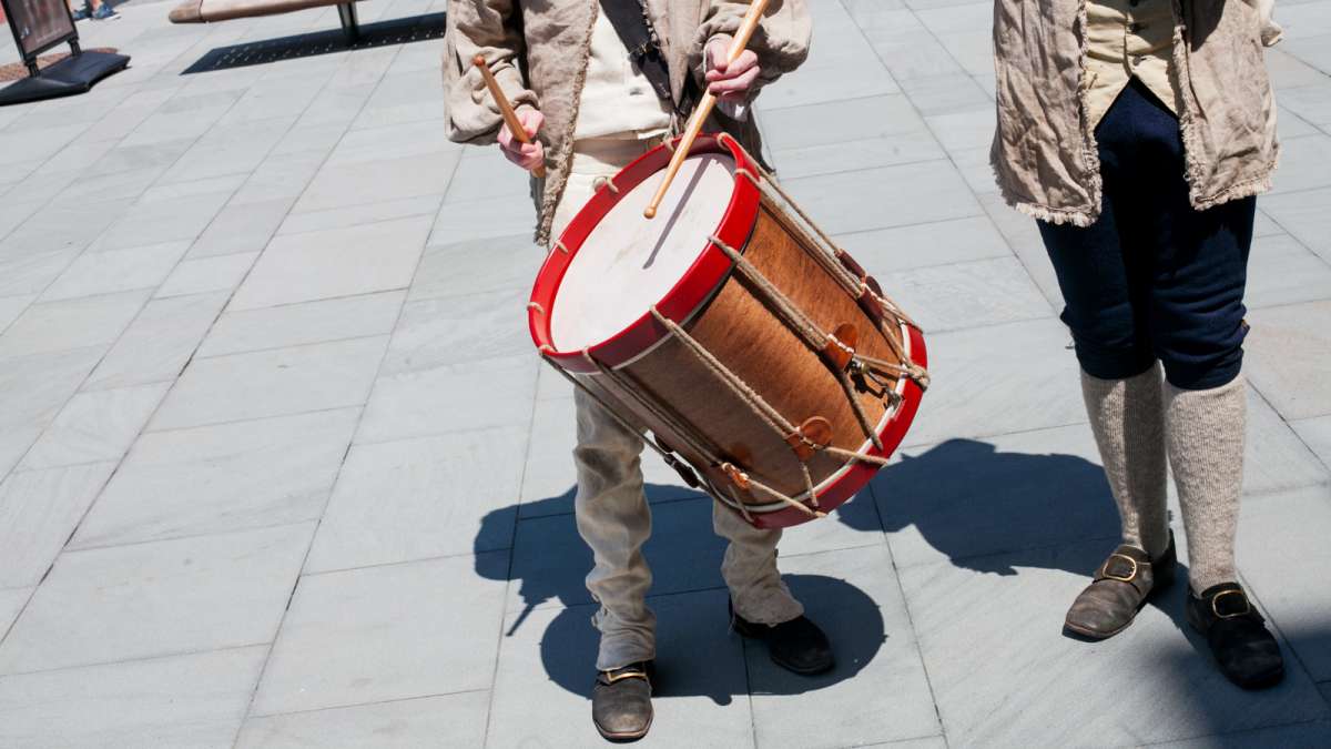 Fife player Matthew Skic and drummer Keith Henning perform songs from the Revolutionary War Saturday outside the Museum of the American Revolution. (Brad Larrison for NewsWorks)