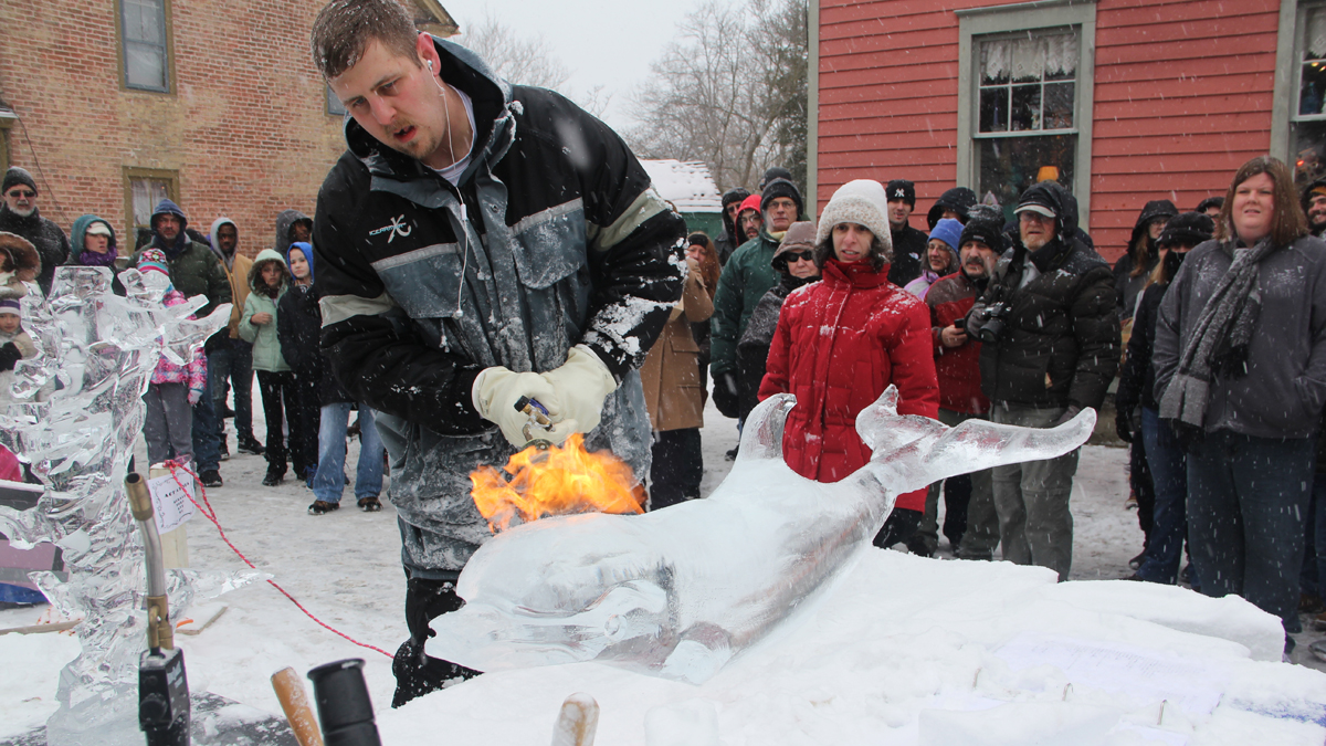  A blast of heat from Gerald Ford leaves the carved ice clear and smooth. (Emma Lee/for NewsWorks) 