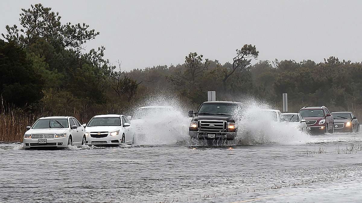 Winter Storm Damon has brought flooding to the side streets in Dewey Beach and Coastal Highway (Del. Rt. 1) south of Dewey Beach north of Indian River Inlet as the storm moves away this afternoon. (Chuck Snyder / for NewsWorks)
