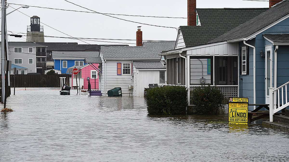 Winter Storm Damon has brought flooding to the side streets in Dewey Beach and Coastal Highway (Del. Rt. 1) south of Dewey Beach north of Indian River Inlet as the storm moves away this afternoon. (Chuck Snyder / for NewsWorks)