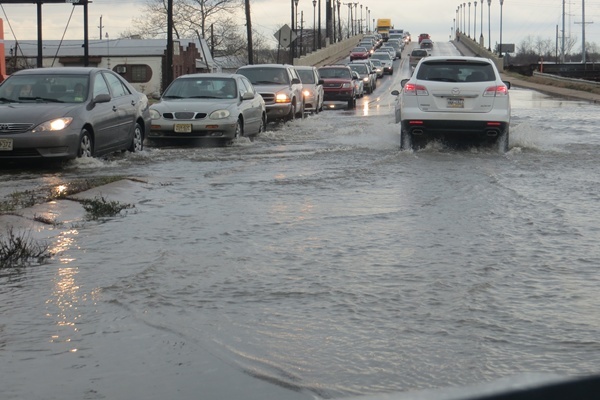 <p><p>A long line of cars heading into Wilmington backs up on S. Market St. (Mark Eichmann/WHYY)</p></p>
