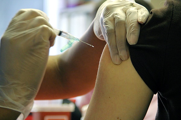 <p>Thomas Jefferson nurse Clarissa Knight injects Diana Allinger with flu vaccine during a free clinic for restaurant workers at Thomas Jefferson Hospital Center for Urban Health. (Emma Lee/for NewsWorks)</p>
