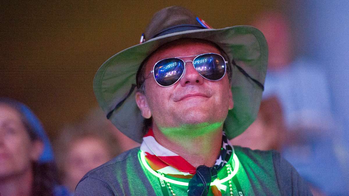 A concert-goer wearing a glow stick listens to South Carolina based quintet Ranky Tanky. (Jonathan Wilson for NewsWorks)