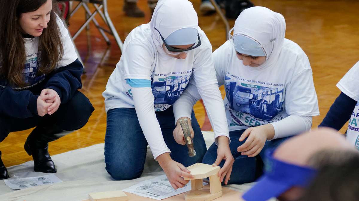Children work together assembling birdhouses. (Bastiaan Slabbers/for NewsWorks)