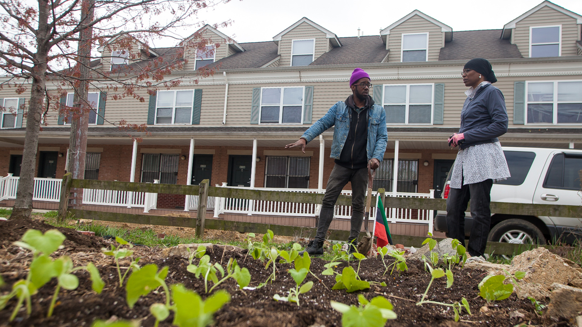 Tommy Joshua talks with volunteer Donna Bradley about the garden at North Philly Peace Park. (Brad Larrison/for NewsWorks)