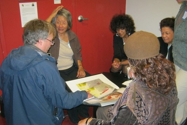 <p><p>Portrait artist Garth Herrick shares his work with an impressed crowd. (Alaina Mabaso/for NewsWorks)</p></p>
