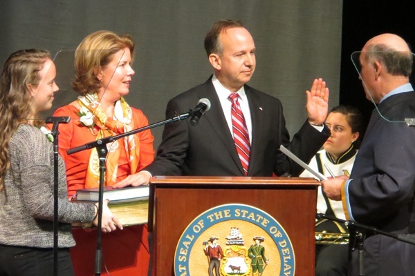 <p><p>Delaware Governor Jack Markell takes the oath of office beside his wife and daughter. (Kim Phan/for NewsWorks)</p></p>
