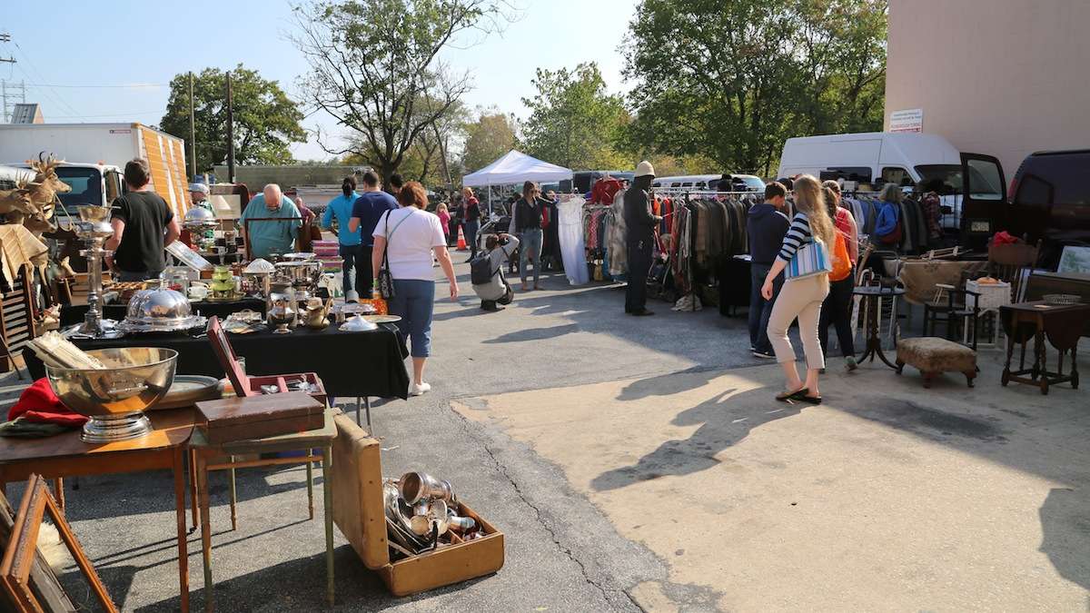 Philadelphia Flea Market spread along Main Street from Rector to Lock streets. (Natavan Werbock/for NewsWorks)
