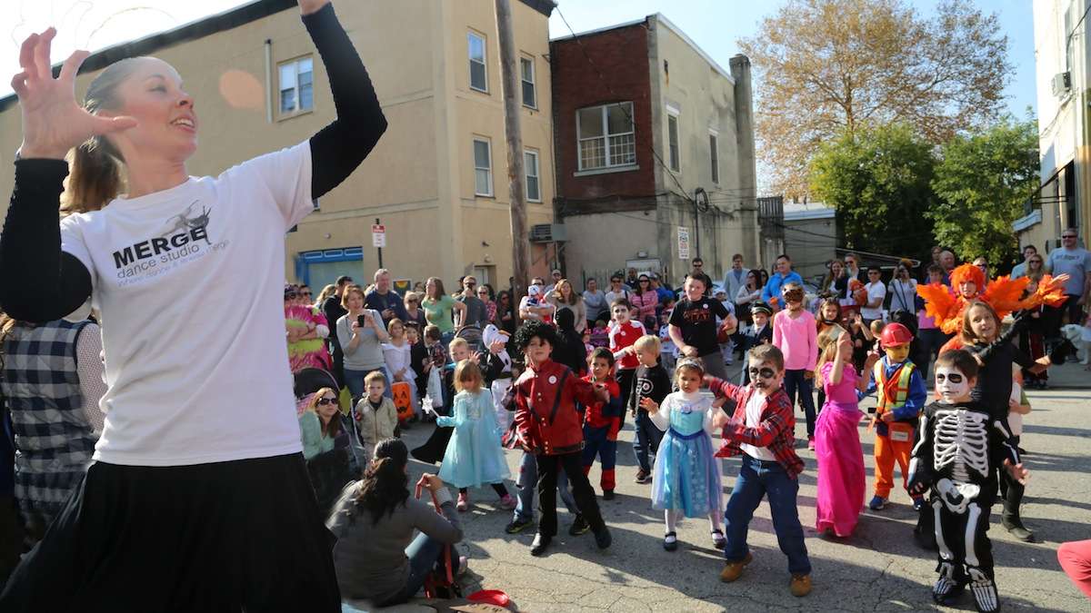 Christa Campbell from Merge Dance Studio teaching kids the moves to Michael Jackson's hit 'Thriller.' (Natavan Werbock/for NewsWorks)