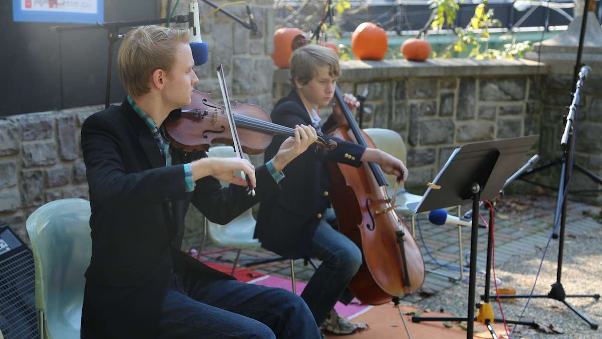 The Bolding Brothers duo performing simple, sweet harmonies in Pretzel Park. (Natavan Werbock/for NewsWorks)