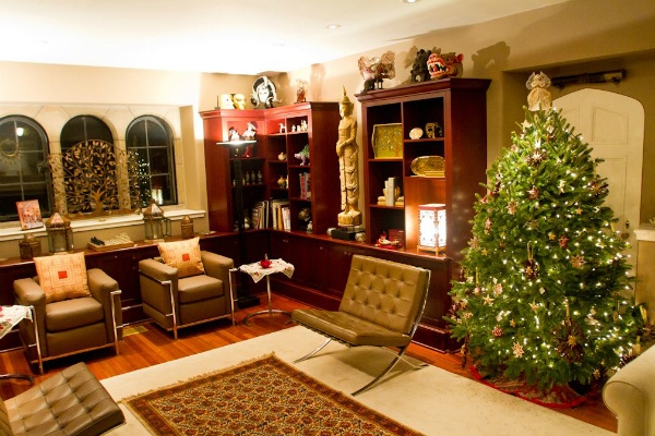 <p><p><span style="font-size: 12pt; line-height: 115%; font-family: 'Helvetica','sans-serif';">One of many decorated rooms in a home that was open to the public for the Chestnut Hill Holiday House Tour. (Brad Larrison/for NewsWorks)</span></p></p>
