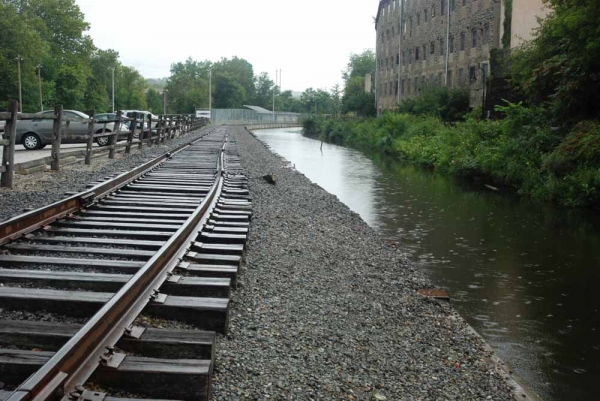 Rain began to fall on the Manayunk Canal around 11 a.m. on Saturday. (Max Matza/for NewsWorks)