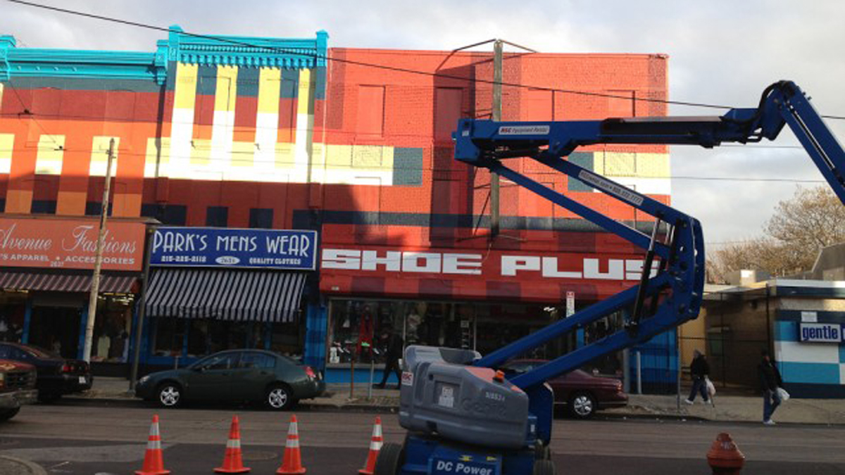  One of PEC's favorite works was Philly Painting, taking place in Germantown. Neighborhood artists finish up one of the last buildings to be painted — the project itself was initiated by Haas&Hahn via Mural Arts. (Image via brokencitylab.org/People’s Emergency Center) 