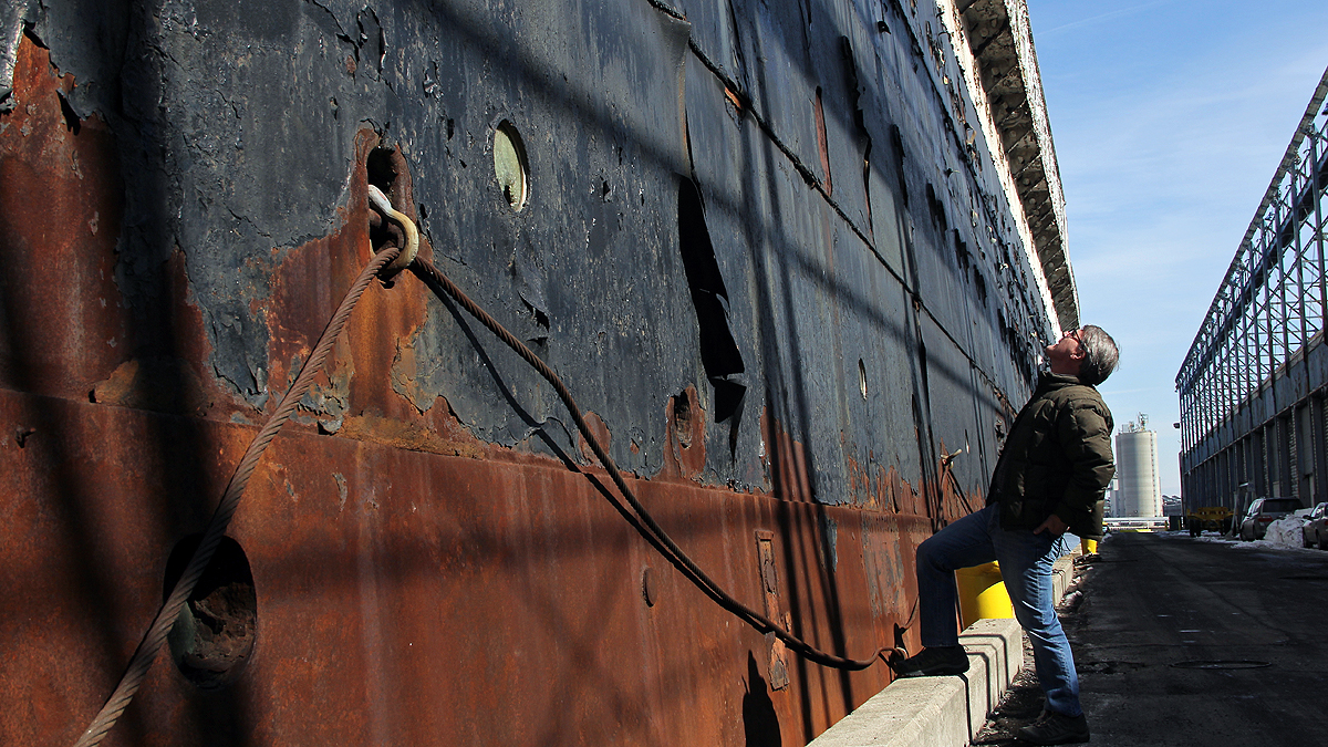  Author David Macaulay gazes up at the rusting SS United States. (Emma Lee/for NewsWorks) 