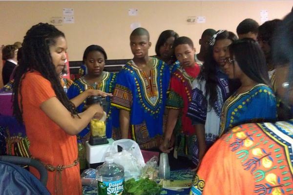<p><p>Students wait to sample a nutritious smoothie made with bananas, mango, pineapple, ginger and baby spinach. (Yasmein James/for NewsWorks)</p></p>
