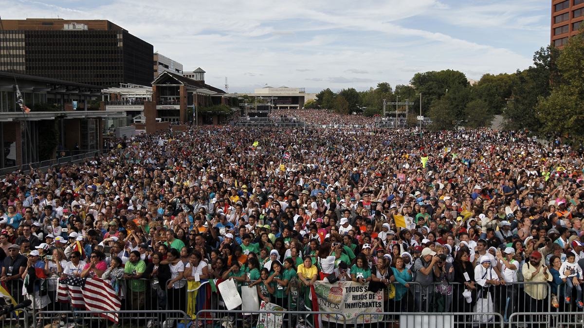  A crowd fills the Independence Mall as Pope Francis speaks in front of Independence Hall, Saturday, Sept. 26, 2015 in Philadelphia. (AP Photo/Alex Brandon) 